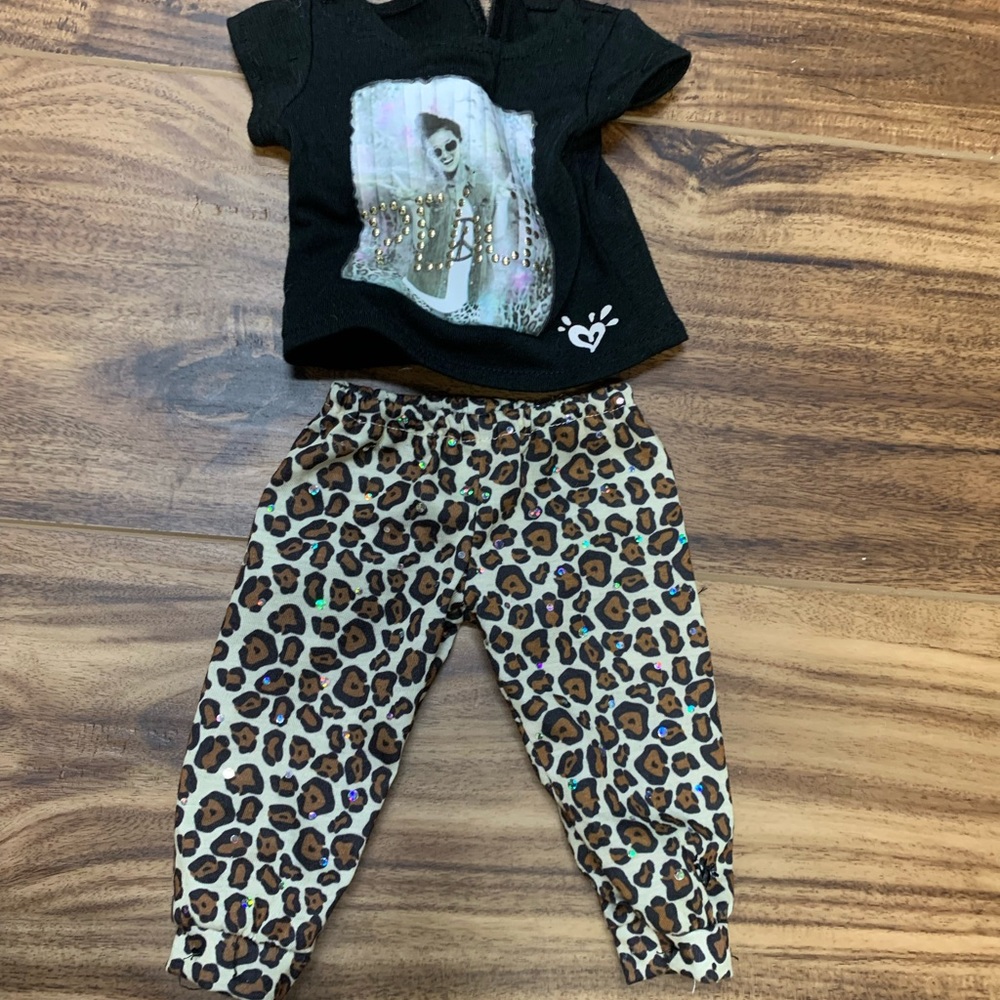 - Justice doll’s clothes, Peace set